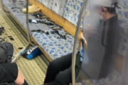 【動画】電車の窓ガラス、投石で割られる