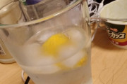 【画像】うちで育ったレモンでレモン水作ったｗｗ