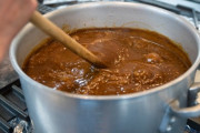 自称プロがカレーを作る動画で「隠し味に何々を入れる」と言ってるのはプロを装ってる素人だと思うんだが…