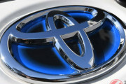 何が違う？トヨタの「T」と車種別エンブレム　ホンダは赤・青バッジで意味が変わる？