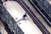 米ニューヨークの駅で、地下鉄車両の上に乗る『地下鉄サーフィン』をしていた少女2人が死亡