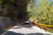 山をドライブ中に突然岩が転げ落ちてくる映像が怖すぎる　海外の反応