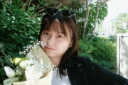 【芸能】影山優佳がショート丈トップスでお腹チラ見せ　嬉しそうに花束を見せるオフショ公開