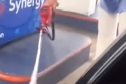 ニゲテ。ガソリンスタンドで給油を失敗してしまったお姉ちゃんの動画がヤバい。