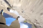 【動画】フル加速を撮影しようとして宙を舞ったニンジャ乗りの浮遊映像が公開される。