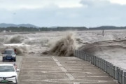 【動画】迫りくる波から逃げる2台の車が中国浙江省で撮影される。