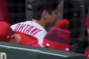 【動画】大谷翔平、ベンチでぶちギレてヘルメットを叩きつけるwwwwwwww