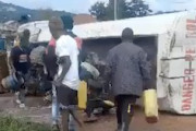 【動画】ウガンダでタンクローリーが爆発し燃料を盗んでいた住人らが巻き込まれる事故。