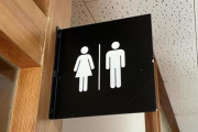 【トイレの記号】「青は男、赤は女という決めつけは良くない」「スカートは女、ズボンは男のシルエットも決めつけ」の声に浮上した「左右固定」案