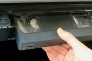 日本が発明したVHS、20代以下の7割が「存在知らず」