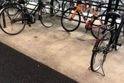 【画像】チャリカスさん、とんでもない自転車の停め方をしてしまう…