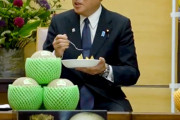 【ジューシー】岸田首相、茨城県のメロン試食、安倍さん譲りの「ジューシーで」