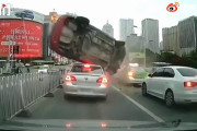 【動画】中国、暴走車が反対車線からすっ飛んでキター！前の車の屋根の上にズゴーン！