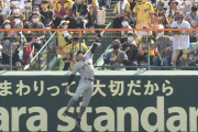 「どこまで飛ぶねん」　阪神の超人・糸井のフェンス際ジャンプに甲子園も歓声