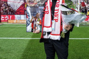 ◆オランダ◆小野伸二が古巣フェイエノールト凱旋！サポが巨大シンジバナーで大歓迎…元同僚ファン・ホーイドンク、ファン・ペルシーと再会