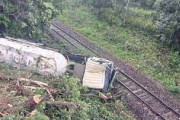 「ごめん、運転ミスった」操作を誤ってトラックが国道から線路へ転落wwwww