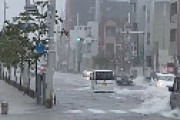 【動画】 石川県 小松駅前が冠水 「車が進まない状態」 幹線道路も冠水 「町中も同じ状態」「住宅は浸水」「膝下位の水位」