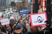 【社会】反ワクチン信者ら「騙された～日本政府に騙された～」…中高年ばかりの集団が新宿練り歩き