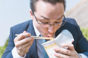 【悲報】麺を啜る日本人、ブタ扱いされていた