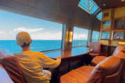 海外「海の景色がすごい！」伊豆の絶景列車、個室座席での贅沢な旅の様子に驚き