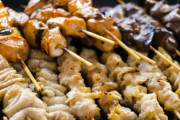 大勢の食事会で焼き鳥盛り合わせを串から全部はずすヤツ。不快でしかないんだけどそれ気遣いなのか？