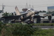 台湾南部の一般道にF-16V、ミラージュ2000戦闘機、E-2K早期警戒機が相次いで離着陸…中国侵攻想定の軍事訓練「漢光37号」！