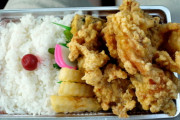 【画像】うわぁー、こんなフライドチキンとフライドポテトの弁当箱、見たことあるか