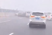 【動画】中国、霧が濃すぎて高速道路が地獄になる