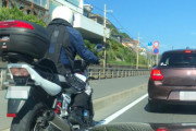 「危険」クルマ側は怖い！信号待ちや渋滞でクルマの間をすり抜ける「バイクのすり抜け行為は違反ではないのか？」