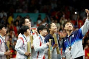 パリ五輪　北朝鮮ペアが韓国選手らと自撮り　卓球混合ダブルス、表彰台の6人記念撮影 [7/31]