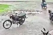 【動画】痛ましい事故。帰宅途中の女性が雷に打たれてしまう瞬間。
