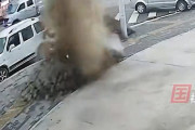 【動画】中国あるある、歩道のマンホール数カ所が突然、一斉に爆発ドカーン～！
