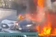 【動画】 川崎市の駐車場で激しい車両火災　黒煙が充満し騒然