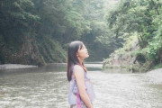 【乃木坂46】柴田柚菜、川の中で佇むワイルドな一枚公開www