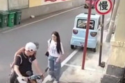 【動画】女の子さん、バッグを奪われそうになりとっさに民家の敷地に投げ込む頭脳プレーを披露