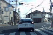 【悲報】右折待ちで大渋滞引き起こす奴ゥ！！！！！！！！