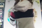 【動画】 ゲーセンで履かないでプレーしてる音ゲー女子いたｗｗ 晒される