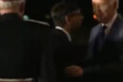 【動画】 「誰だこのインド人？」 バイデン大統領が迎えに来た英スナク首相(インド系)を押しのける様子を捉えた衝撃動画が話題に