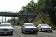 高速道路で絶対先頭を走らない奴さぁ・・・・