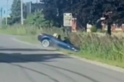 【悲報】BMW Z4オーナーさん、ベンツC63 AMGに対抗してイキりダッシュ→道路横の溝に落ちるｗｗｗｗｗｗｗ
