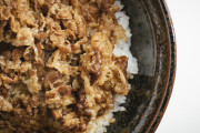 【悲報】最近のオスガキ、ガチのマジで牛丼をスプーンで食べる模様
