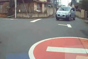 【動画】ドラレコ車「左折優先ダルォ！」譲り合い出来ない結果トラブルに！！ これは賛否両論になるやつ