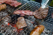 地震でガスが止まったので近所の人を集めてBBQをすることを思いついた。みんなで食べていると、通りすがりの見知らぬ人が・・・