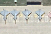 中国の空軍基地に謎の機影多数、新型機？それとも…