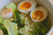 ラーメン作りの素人アメリカ人がハワイのラーメン・サイミンにチャレンジ！「ハワイのソウルフード！」「日本人はサイミン知ってるの？」海外の反応
