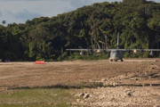 米海兵隊、太平洋戦争の激戦地ペリリュー島で滑走路を再整備…KC-130輸送機が着陸！