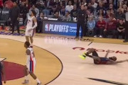 【NBA】因果応報か？ハーデンのフロップで味方が数秒後にコケてしまう