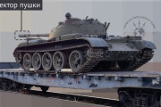 ソ連時代の主力戦車T-54/55を乗せた列車が目撃される…最前線に移動か！