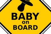 運転手「あ！前の車に赤ちゃん乗ってますステッカー！ぶつけないように気をつけなきゃ！」