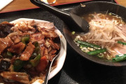 僕「回鍋肉丼と半ラーメンのセットください」店「回鍋肉丼半拉麺オマチドサマ」